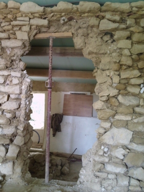 Ouverture dans mur ancien à Lauris (Vaucluse)